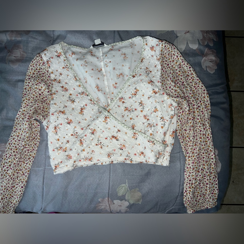 White floral long sleeve crop top